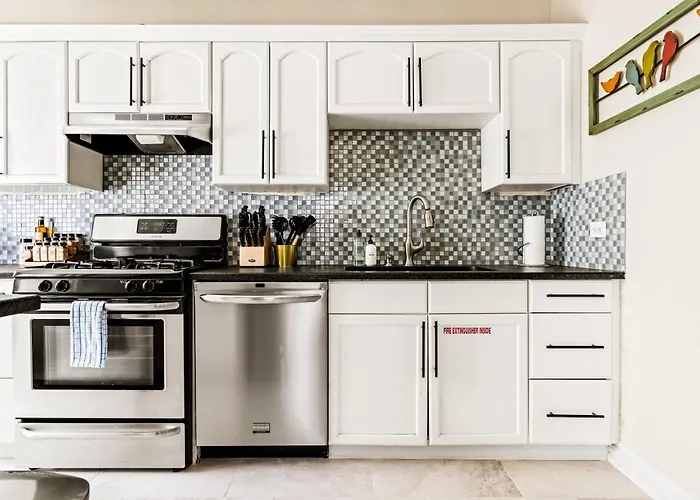 Stylish City Retreat - King Beds - Walk To Sloans Lake