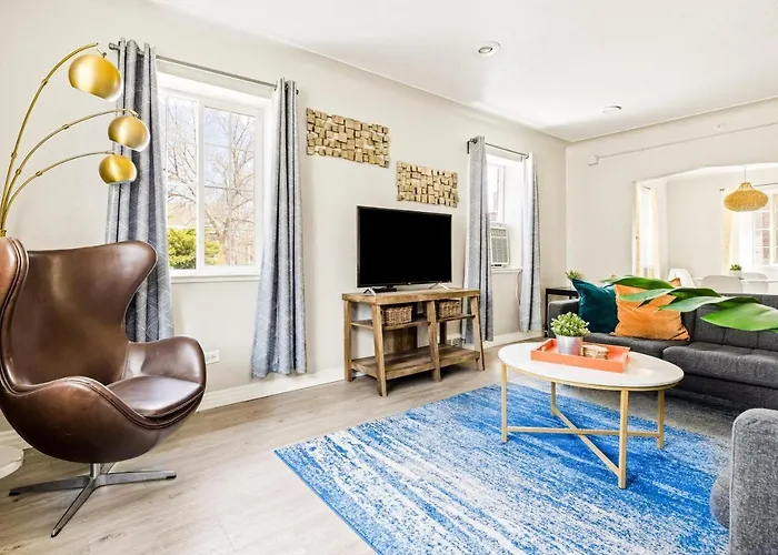 Stylish City Retreat - King Beds - Walk To Sloans Lake