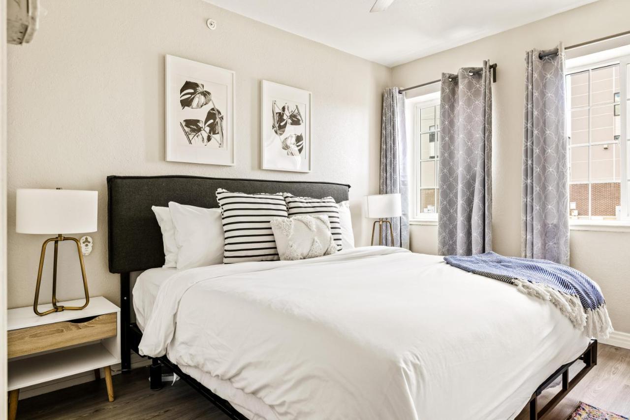 Stylish Retreat - King Beds - Walk To Sloans Apartamento *