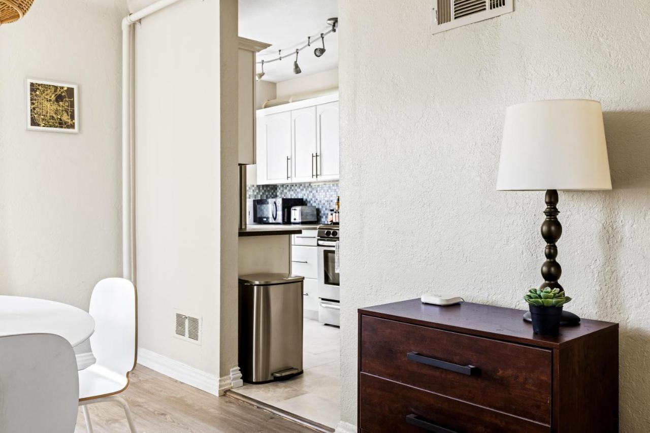 Stylish Retreat - King Beds - Walk To Sloans Appartement